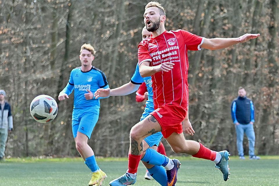Milosh Zhivachki (in Rot) und der TSV Neusäß kassierten gegen den TSV Königsbrunn eine empfindliche 0:4-Heimpleite.