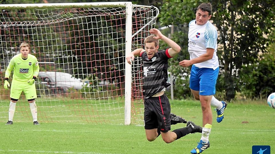 Richtungsweisendes Match: Sowohl der VfB Rothenstadt (in Schwarz), als auch die Gäste aus Vorbach (in Weiß-Blau) wollen mit drei Punkten den Keil zur Abstiegszone dicker werden lassen.