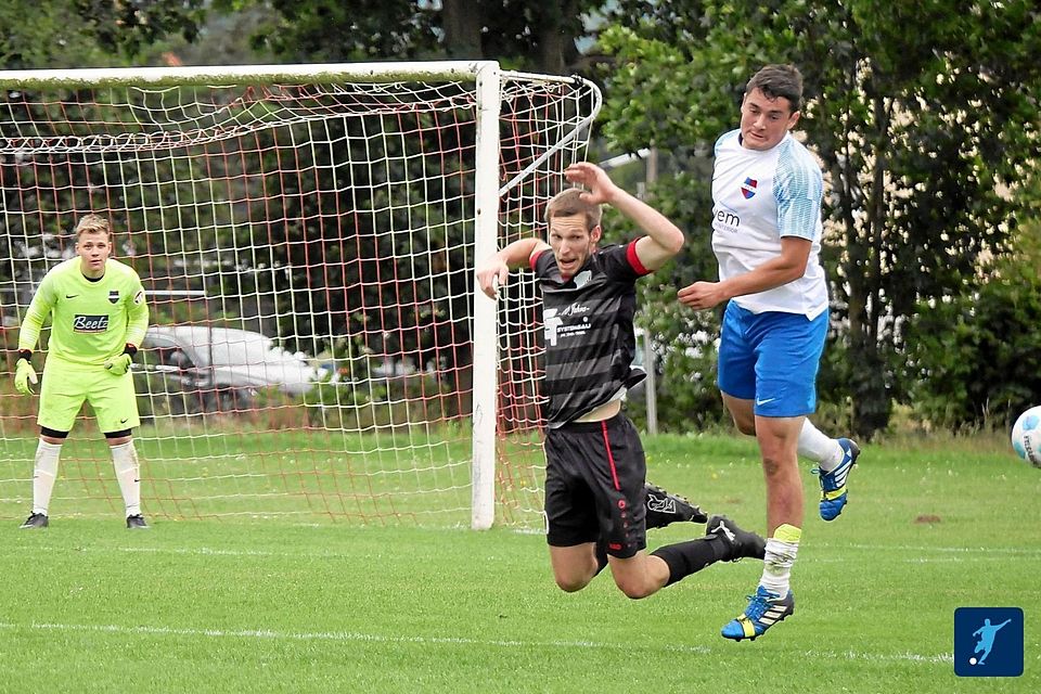Richtungsweisendes Match: Sowohl der VfB Rothenstadt (in Schwarz), als auch die Gäste aus Vorbach (in Weiß-Blau) wollen mit drei Punkten den Keil zur Abstiegszone dicker werden lassen.