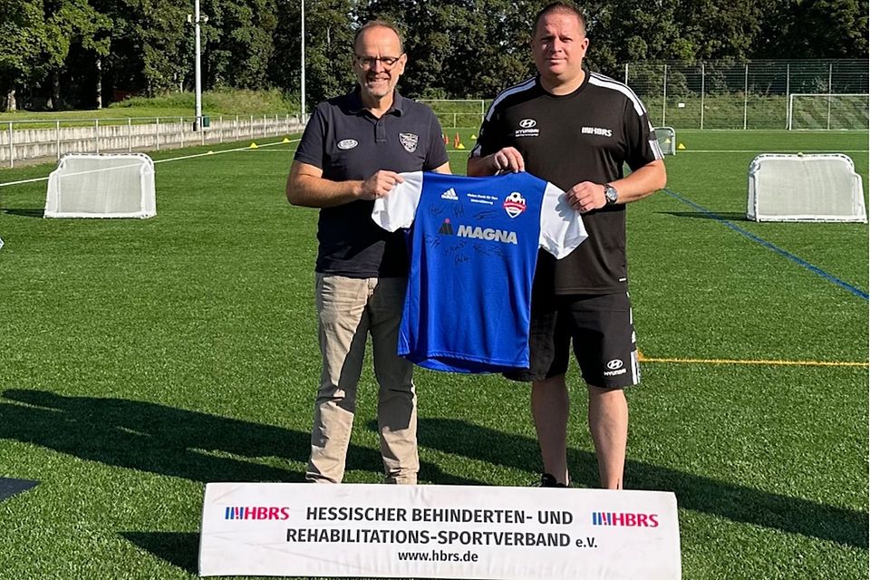 Ein Trikot als Dankschön für Rej Husetovic (Magna) überreicht von Michael Trippel (Sportlicher Leiter HBRS Fußball)
