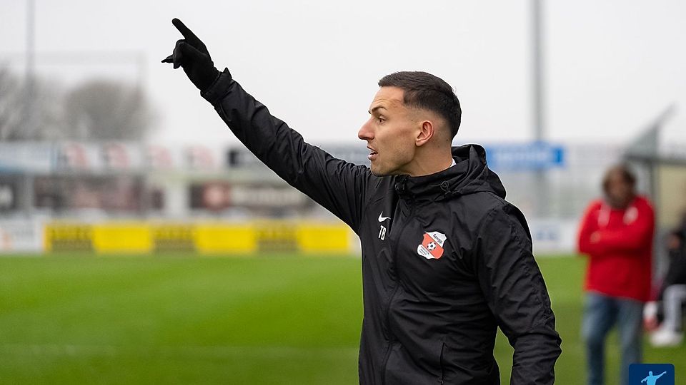 Keine Diskussion um ihn: Hankofens Trainer Tobias Beck sitzt fest im Sattel.