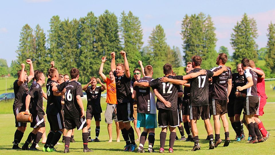 Die Hände zum Himmel: Ausgelassen feiern die Baiernrainer und Dietramszeller Kicker nach ihrem souveränen 3:0-Sieg gegen den SV Krün den Aufstieg in die Kreisklasse.