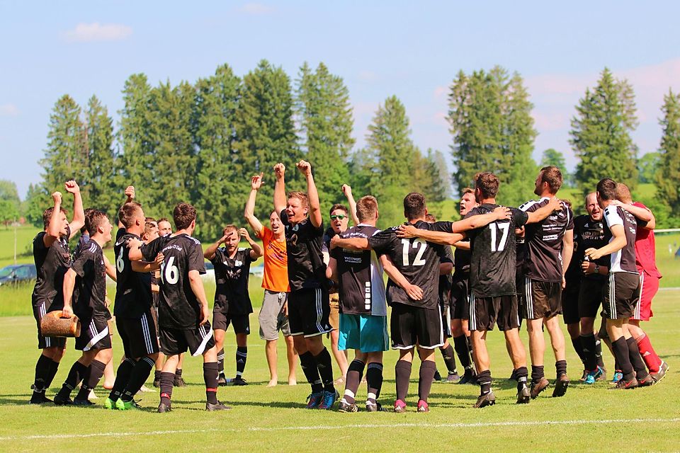 Die Hände zum Himmel: Ausgelassen feiern die Baiernrainer und Dietramszeller Kicker nach ihrem souveränen 3:0-Sieg gegen den SV Krün den Aufstieg in die Kreisklasse.
