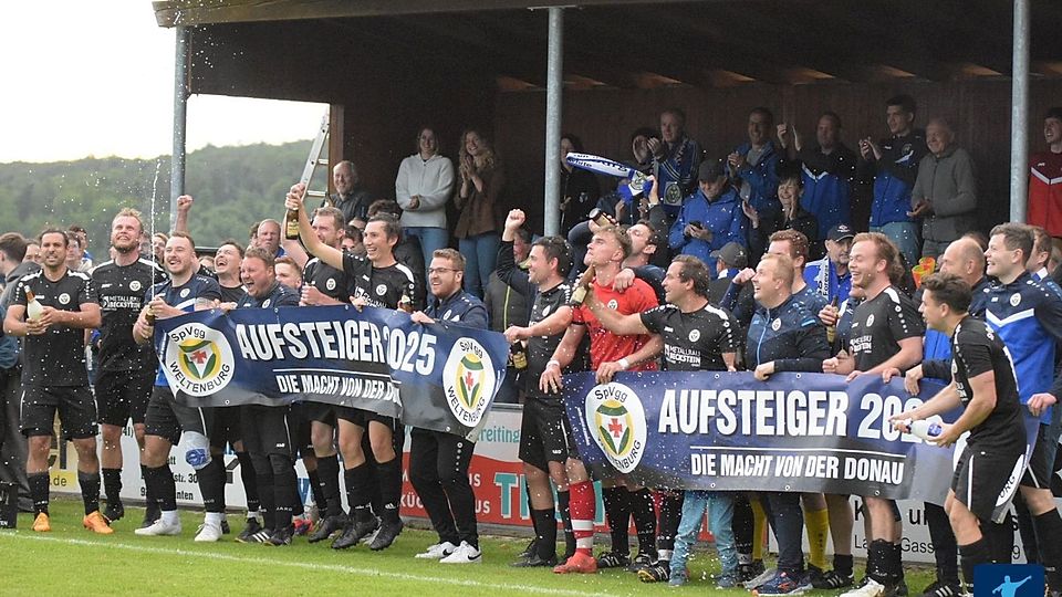Die SpVgg Weltenburg feiert den Aufstieg in die Kreisklasse.