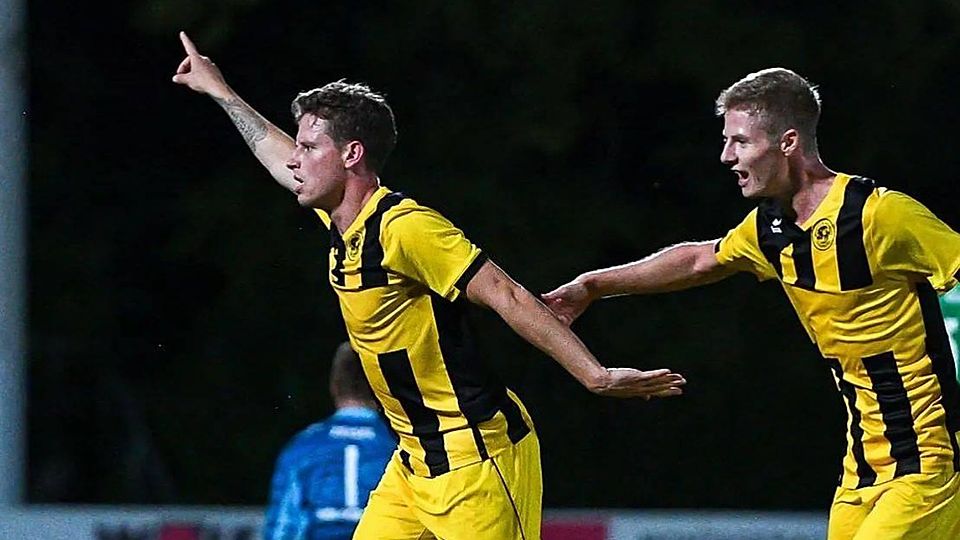 Steil nach oben zeigte die Formkurve des SE Freising um Spielertrainer Florian Bittner (l.) zuletzt.