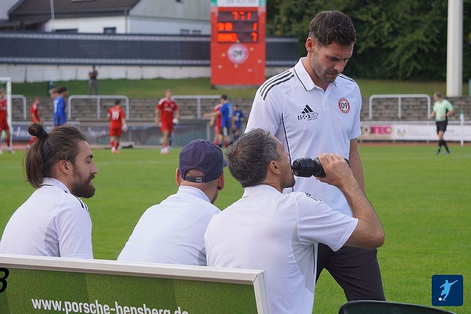 Der SV 09 und Trainer Kevin Kruth bleiben auf Rang 2. Der SV 09 und Trainer Kevin Kruth bleiben auf Rang 2.