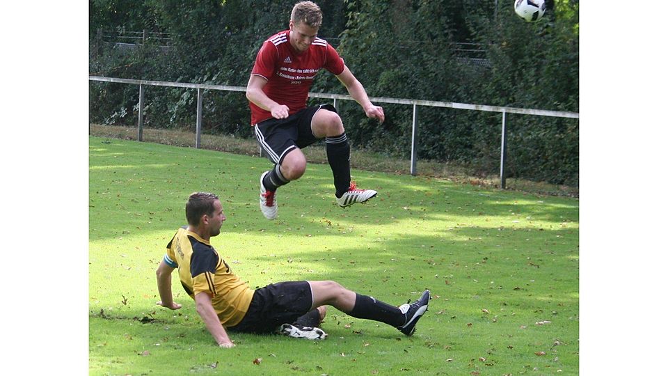Jan Born grätscht Alexander Heins den Ball weg. Der TSV Apensen II überzeugte endlich mal.