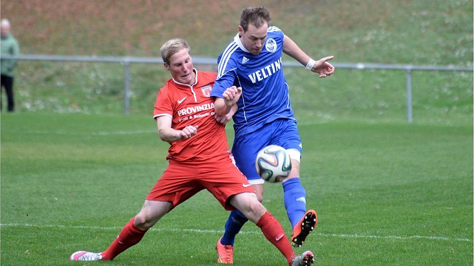 Symbolisch: Der FC Bitburg attackiert hier den SV Leiwen-Köwerich im direkten Duell. An diesem Wochenende könnten die Eifeler dem SVLK aber Schützenhilfe geben. Bitburg gastiert an diesem Samstag beim aktuellen Tabellenführer in Dörbach und könnte mit einem Sieg helfen, den Leiwenern die Tabellenführung zurückzugeben. F: Krämer