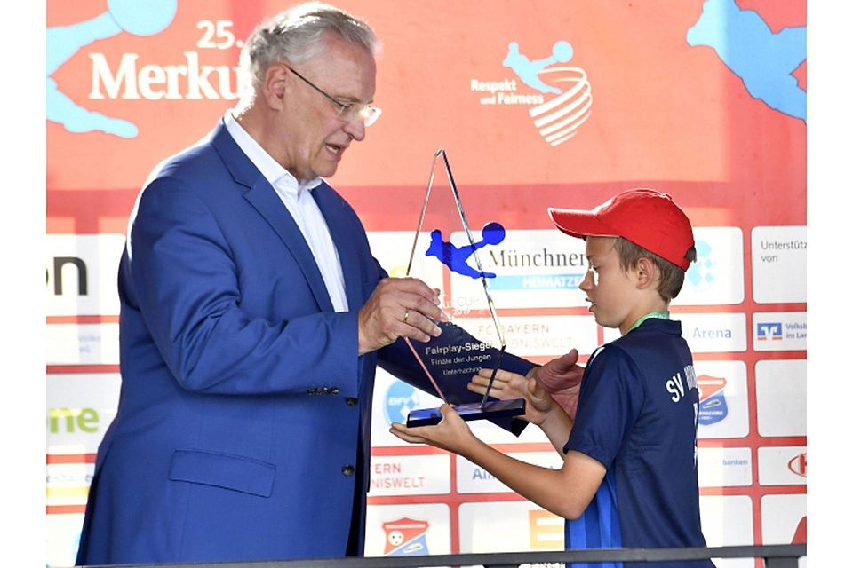 Vorbildlicher Auftritt: Innenminister Joachim Herrmann übergibt den Fairplay-Pokal an Nicolas Weng vom SV Dornach. Archiv