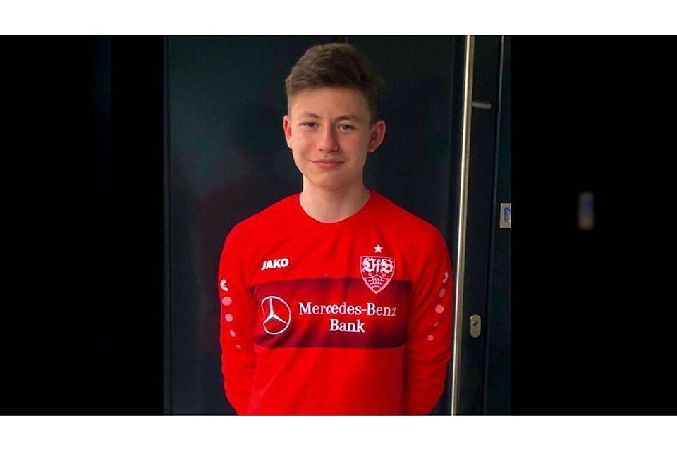 Stolz trägt der 14-Jährige das VfB-Outfit. Foto: Bachner