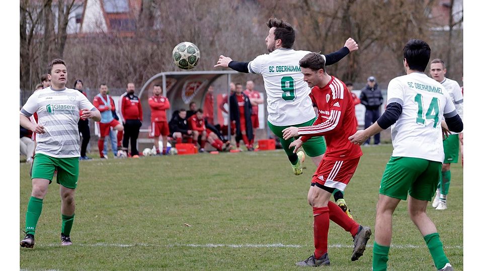 Vorsicht, fliegender Spielertrainer: Oberhummels Anton Hirschfeld (2. v. l.) hebt ab. Da können Sebastian Dietl (l.) und Simon Waldhauser (r., beide SCO) sowie Thomas Brandmaier (2. v. r.; Zolling) nur staunen.