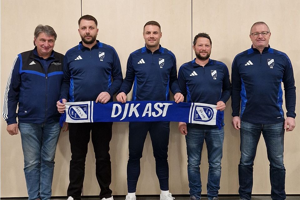 Von links nach rechts: Vereinsvorstand Fritz Ruhland, Trainer Giuseppe Gargano, Spielertrainer Stefan Alschinger sowie die Fußball-Abteilungsleiter Christoph Mayer und Harald Straßer.