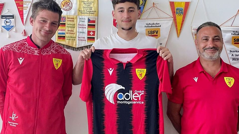 Von links: Stephan Leipert (sportliche Leiter), Neuzugang Saner Öz und Joachim Sperker (3.Vorstand) | Foto: Verein