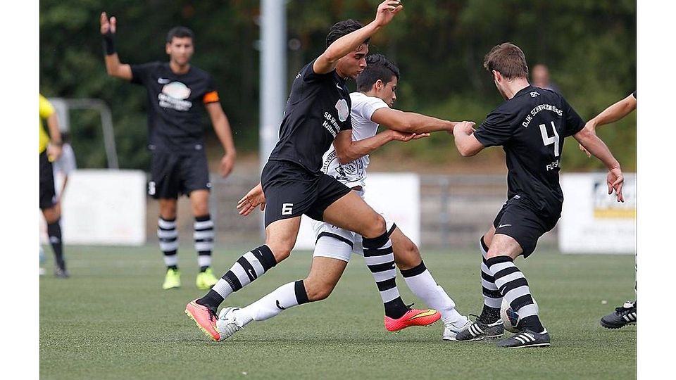 Einer gegen Alle : Flörsheim (schwarze Trikots) will die Niederlage aus dem Hinspiel vergessen machen.  Foto: Lorenz