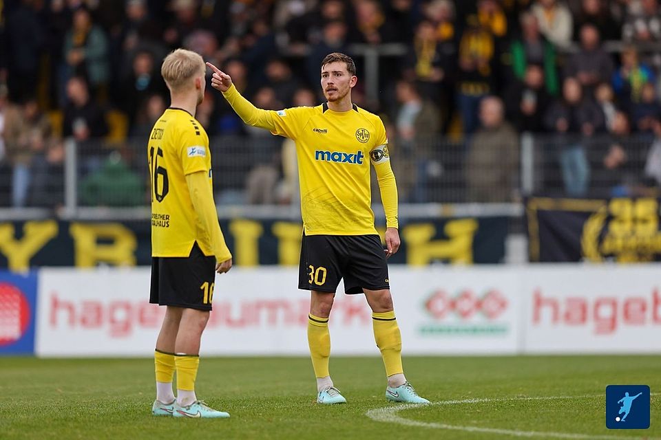 Der Schweizer Mittelfeldstratege ist weit mehr als nur der Träger der Kapitänsbinde bei der „Oldschdod“; er ist der ordnende Faktor, der dem Spiel der Gelb-Schwarzen Stabilität und Struktur verleiht. Der Schweizer Mittelfeldstratege ist weit mehr als nur der Träger der Kapitänsbinde bei der „Oldschdod“; er ist der ordnende Faktor, der dem Spiel der Gelb-Schwarzen Stabilität und Struktur verleiht.