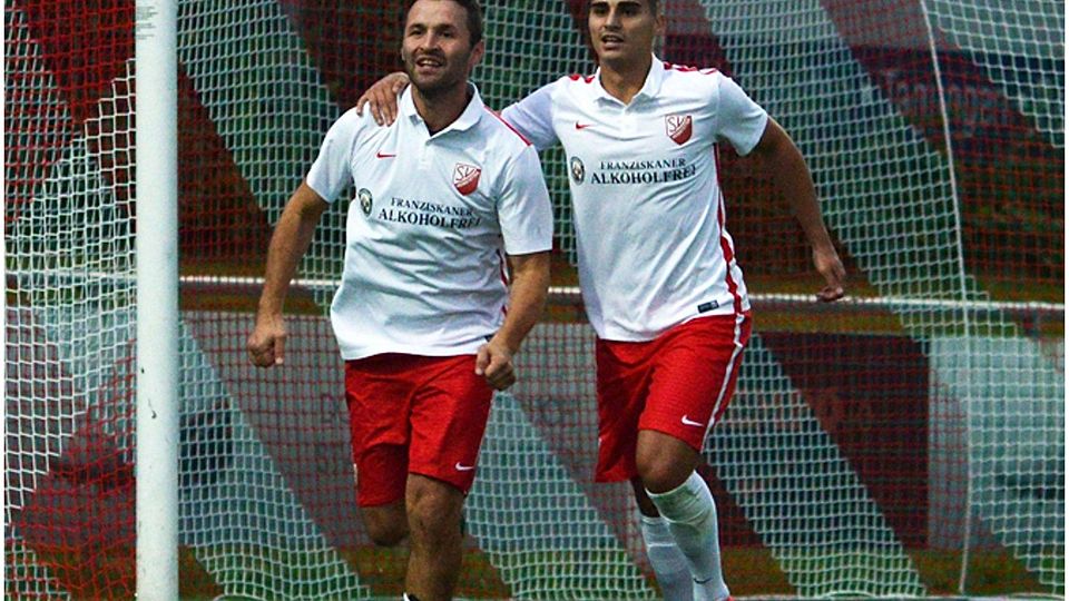 Und wieder hat`s geklingelt: Sebastiano Nappo (re.) feiert den dreifachen Torschützen Orhan Akkurt. F: Meier