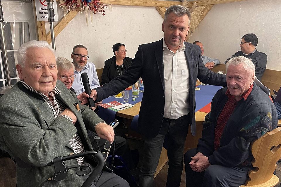 Treue Hachinger: Präsident Manfred Schwabl mit den ältesten Mitgliedern Georg Lohmeier (l.) und Georg Schelle.