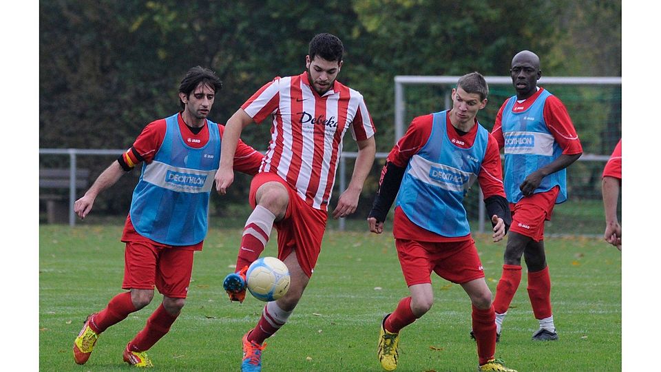 Hargesheimer Auswärtssieg: In der C-Klasse Bad Kreuznach Ost gewann die TSV-Reserve (gestreifte Trikots) bei den Kreuznacher Kickers um Major Amoah (rechts) mit 2:1.   (Foto: Heidi Sturm)