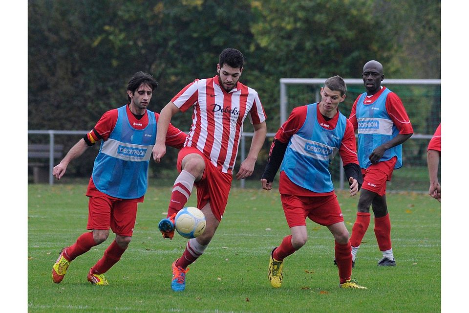 Hargesheimer Auswärtssieg: In der C-Klasse Bad Kreuznach Ost gewann die TSV-Reserve (gestreifte Trikots) bei den Kreuznacher Kickers um Major Amoah (rechts) mit 2:1.   (Foto: Heidi Sturm)