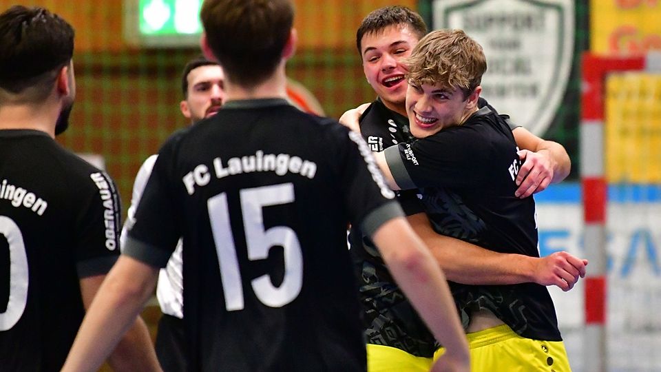 Moritz Schadl (rechts) wird von Danny Klose umarmt - und die Mitspieler des FC Lauingen eilen auch schon herbei, nachdem der Kreisligist den Futsal-Titel im Kreis Donau gewonnen hat.