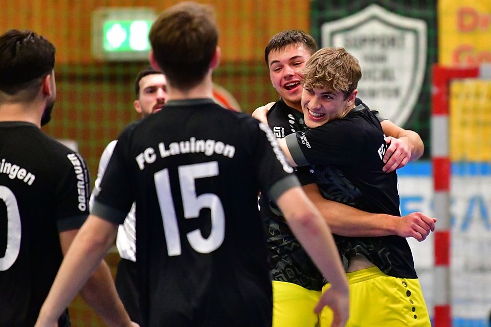 Moritz Schadl (rechts) wird von Danny Klose umarmt - und die Mitspieler des FC Lauingen eilen auch schon herbei, nachdem der Kreisligist den Futsal-Titel im Kreis Donau gewonnen hat.