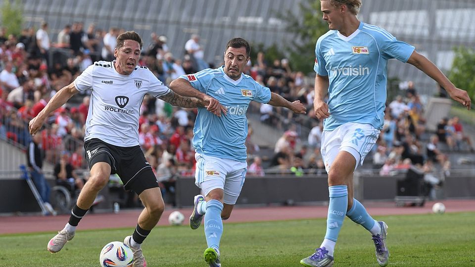 Schweinfurts Martin Thomann (li.) verwandelte zehn Minuten vor dem Ende einen Elfmeter und sicherte damit einen 1:0-Sieg gegen Union Berlin.