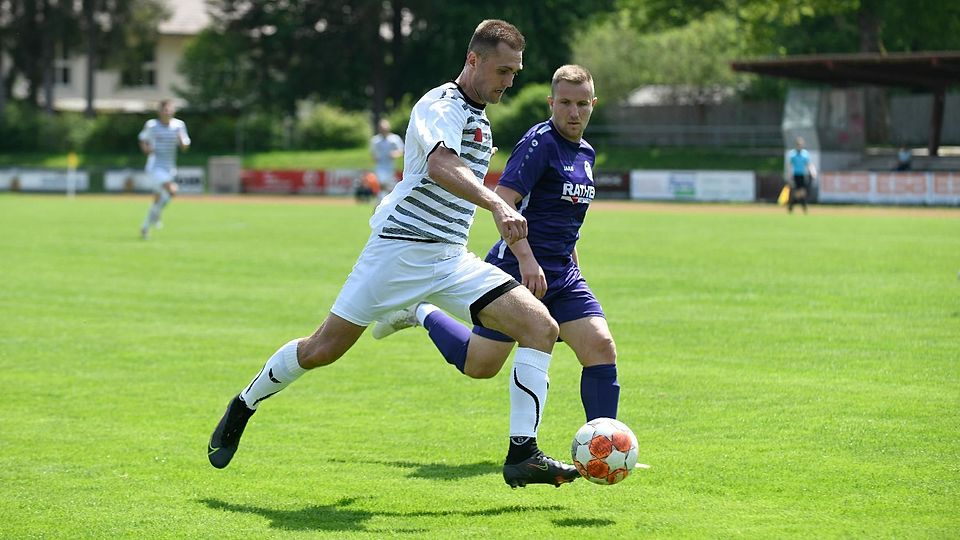 Doppelpack zum Abschluss: Srdan Ivkovic (li.) steuerte zwei Tore zum 3:3-Unentschieden des TuS Geretsried im letzten Landesliga-Match beim SC Ichenhausen bei.