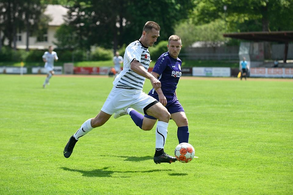 Doppelpack zum Abschluss: Srdan Ivkovic (li.) steuerte zwei Tore zum 3:3-Unentschieden des TuS Geretsried im letzten Landesliga-Match beim SC Ichenhausen bei.