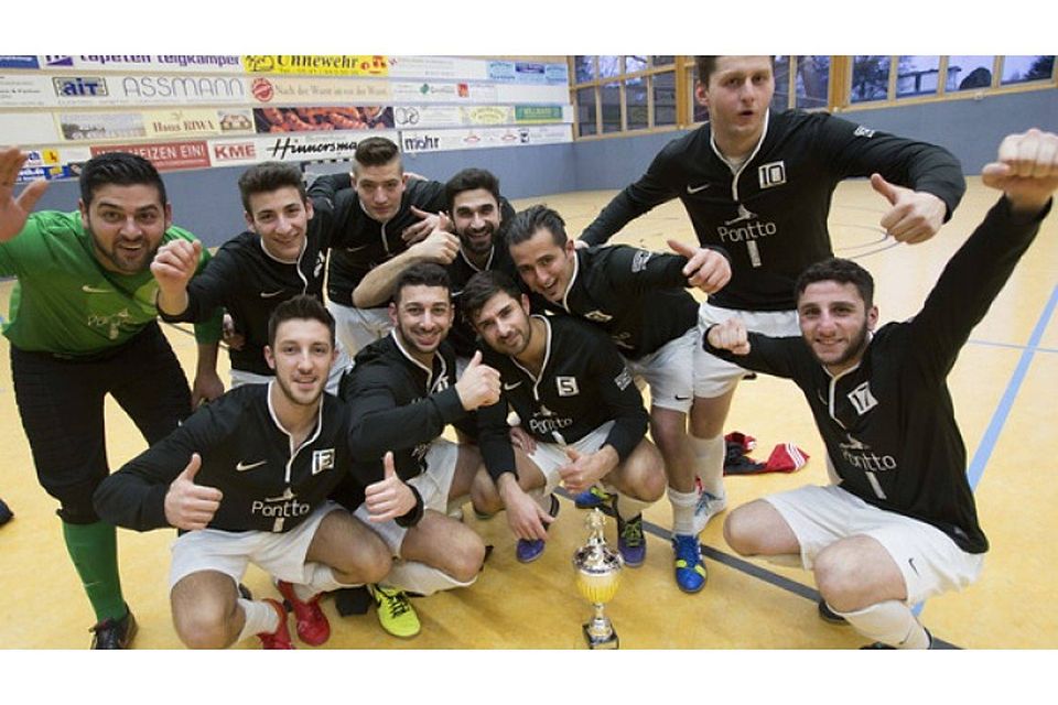 Premierenjubel: Melle Türkspor feiert den Gewinn des ersten Osnabrücker Futsal-Cups. Foto: Swaantje Hehmann