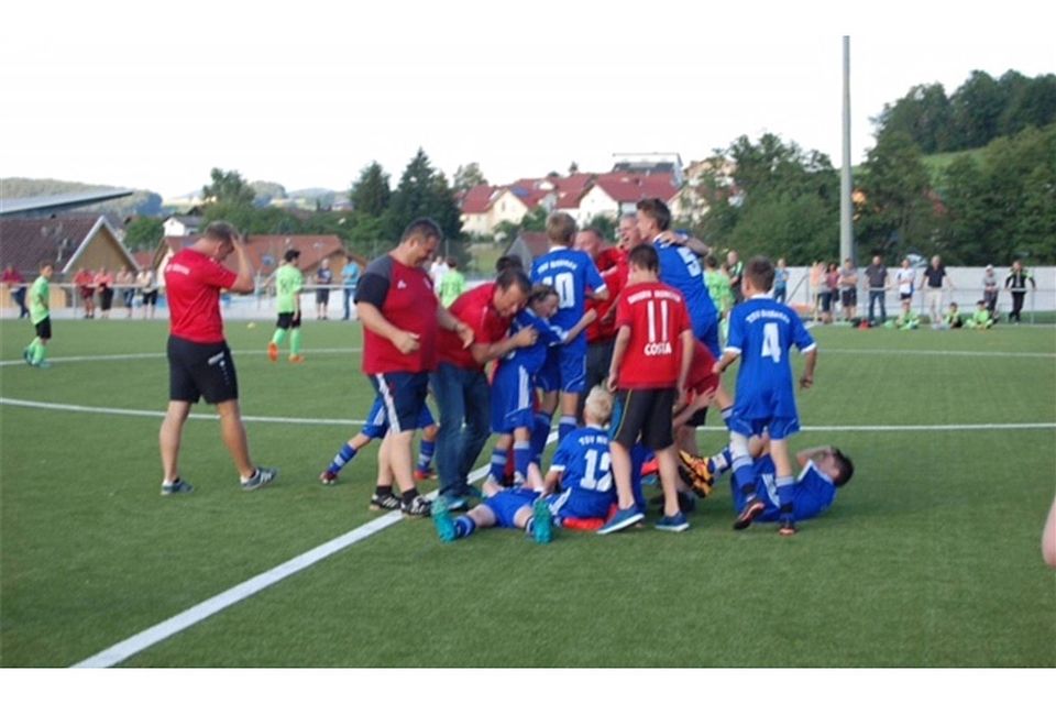 Nach dem Schlusspfiff gab es kein Halten mehr. Die Nittenauer D-Junioren feierten überschwänglich ihren Aufstieg.  Foto: TSV Nittenau