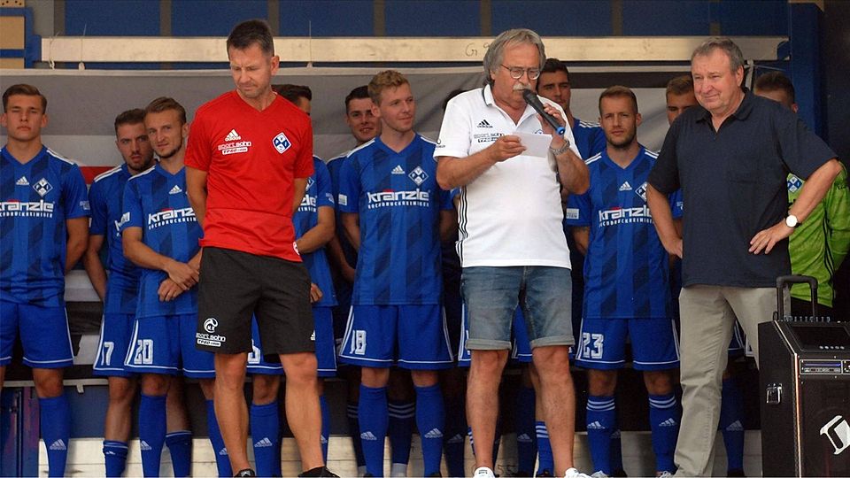 Die neue Mannschaft des FV Illertissen wurde aufwendig und volksnah präsentiert von Trainer Marco Küntzel, Spielleiter Hermann Schiller und Sportdirektor Karl-Heinz Bachthaler (vorne von links). 	