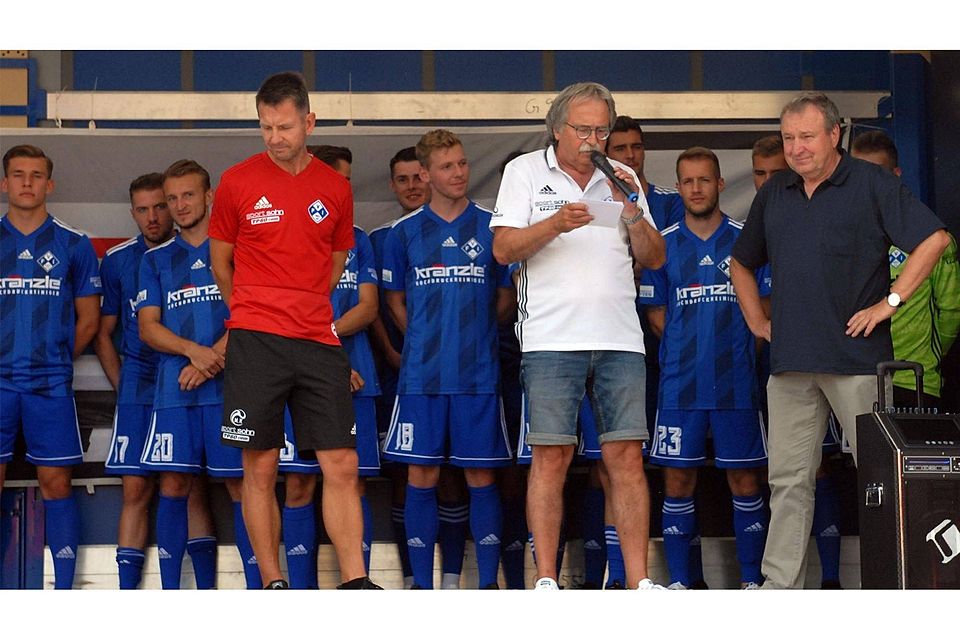 Die neue Mannschaft des FV Illertissen wurde aufwendig und volksnah präsentiert von Trainer Marco Küntzel, Spielleiter Hermann Schiller und Sportdirektor Karl-Heinz Bachthaler (vorne von links). 	