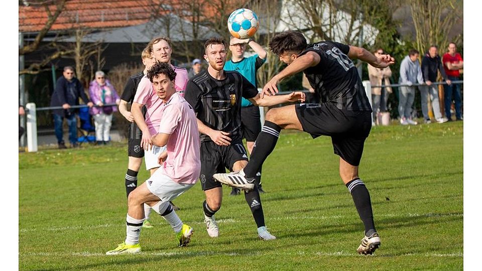 Blick auf den Ball: Weinsheims Spielertrainer Felix Frantzmann (rechts) kommt gegen die SG Fürfeld vor den Augen von Teamkollege und Torschütze Joshua Weber völlig frei zum Kopfball.	Foto:  Edgar Daudistel