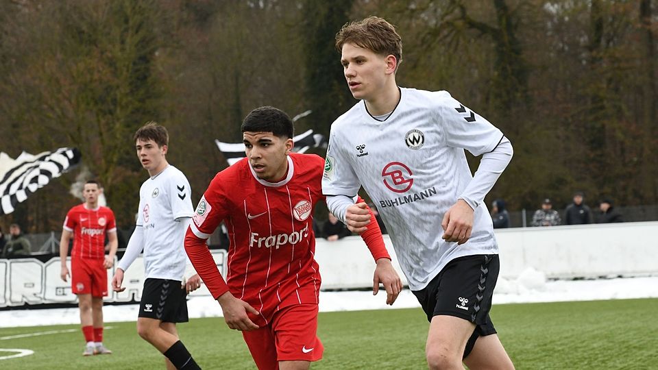 Talent Leopold Forstpointner (re.) erhält ab Sommer einen festen Kaderplatz in der ersten Mannschaft des SV Wacker Burghausen.