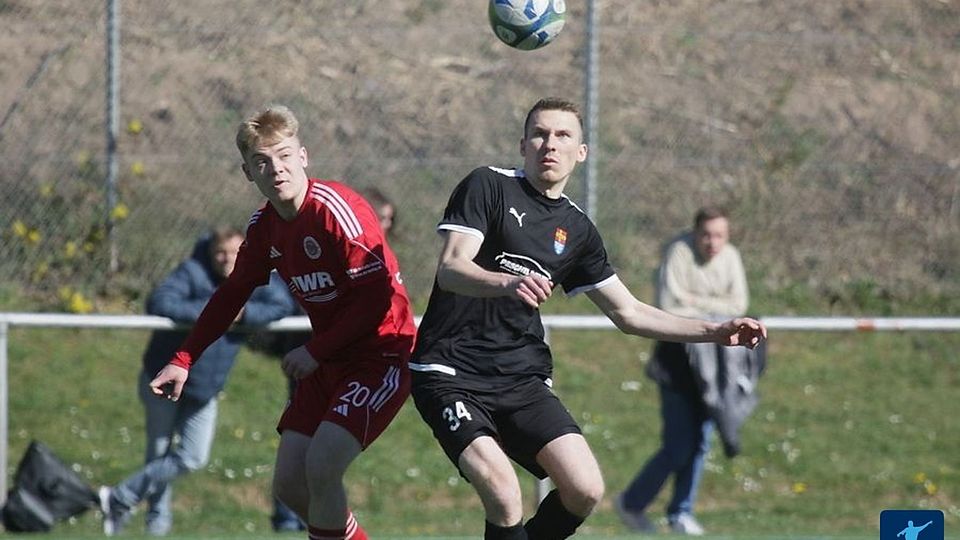 Sollte TuS Monsheim (in schwarz) gegen die TSG Pfeddersheim II (in rot) im Nachholspiel gewinnen, stünde die Elf von Tobias Hess auf Tabellenplatz drei. 