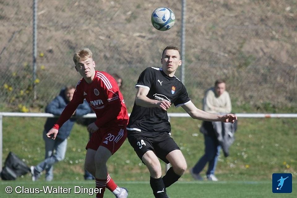 Sollte TuS Monsheim (in schwarz) gegen die TSG Pfeddersheim II (in rot) im Nachholspiel gewinnen, stünde die Elf von Tobias Hess auf Tabellenplatz drei. 