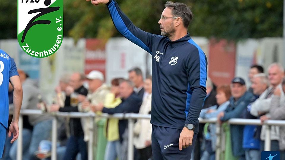 Mike Kronwald zeigt es an: Er coacht ab sofort den FC Zuzenhausen.