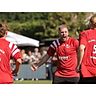 Ja! Noel Groos (von links) und Silas Neuhof freuen sich mit dem 2:0-Kopfballschützen Nils Benner über den Sechs-Punktestart der SG Sinn/Hörbach. © Jonathan Ortmann