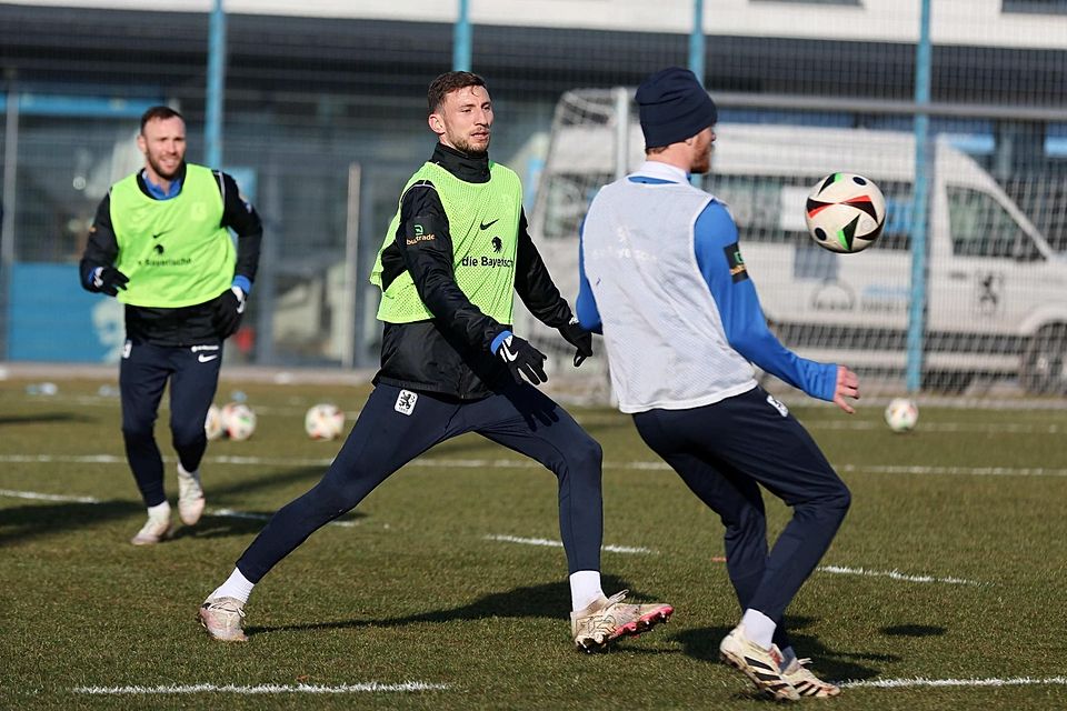 Mehrere Fußballspieler kämpfen um den Ball