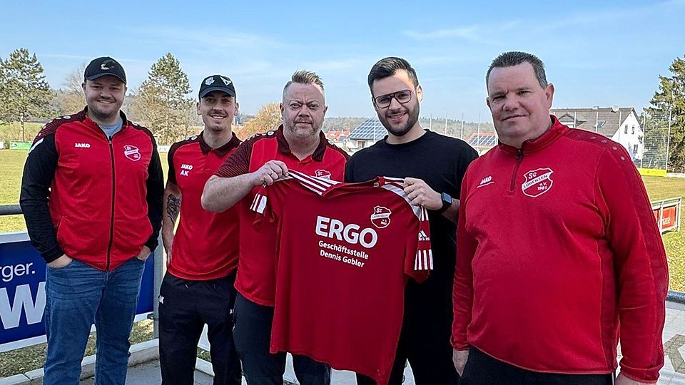 Die Verantwortlichen des SC Lorenzen stellen Davut Arslan (Zweiter von rechts) als künftigen Cheftrainer vor.