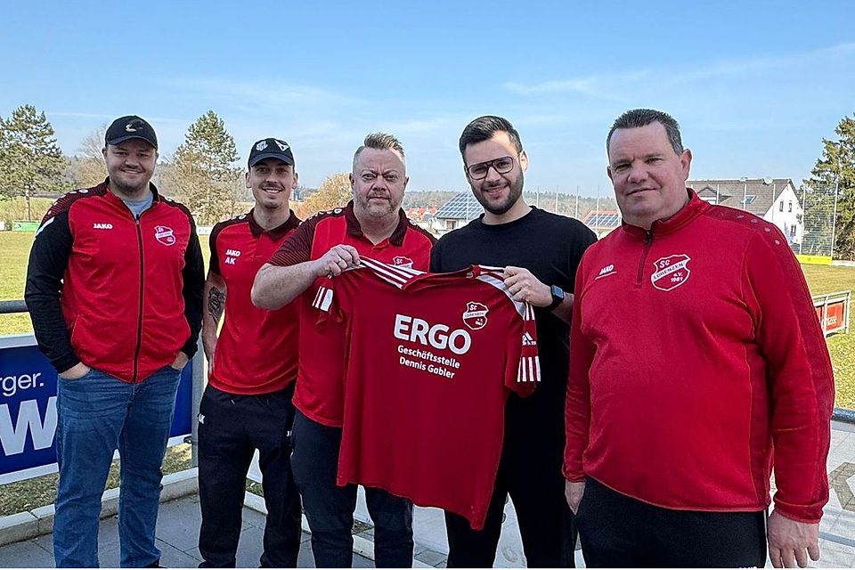 Die Verantwortlichen des SC Lorenzen stellen Davut Arslan (Zweiter von rechts) als künftigen Cheftrainer vor.