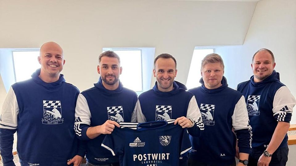 Die Verantwortlichen des TSV Grafenau mit Neuzugang Thomas Köglmeier (Bildmitte) 