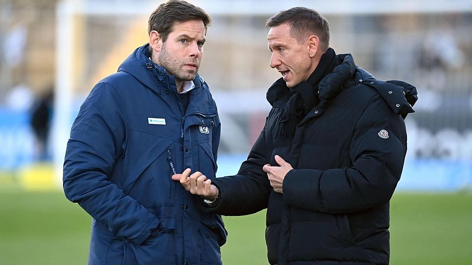 Christian Werner (li.) beneidet RWE-Vorstandsboss Marc-Nicolai Pfeifer um die Einnahmen im DFB-Pokal gegen Borussia Dortmund.