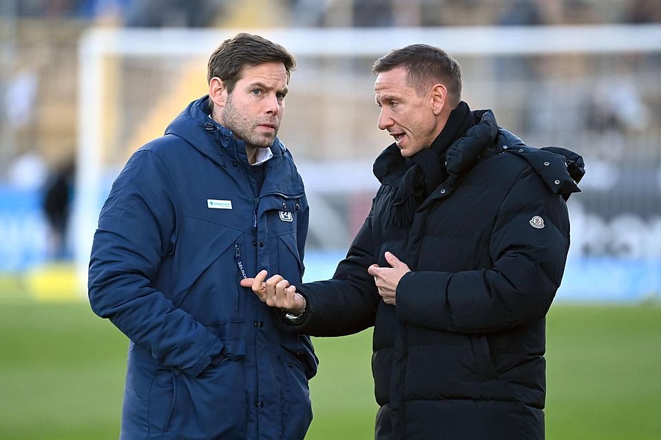 Christian Werner (li.) beneidet RWE-Vorstandsboss Marc-Nicolai Pfeifer um die Einnahmen im DFB-Pokal gegen Borussia Dortmund.