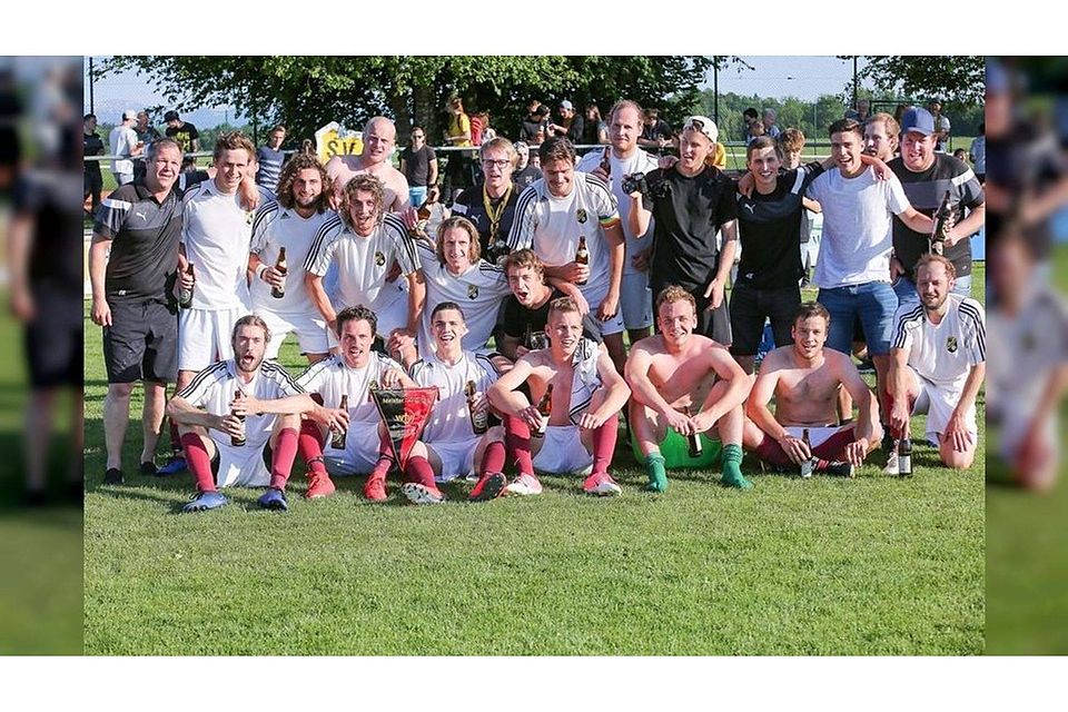 Der SV Waltershofen feiert den Aufstieg in die Kreisliga A III. Foto: Josef Kopf