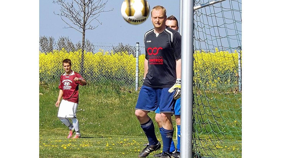 Daneben: Torwart Oliver Kinski (Altenkrempe) und Schütze Lukas Classen schauen dem Ball hinterher. Foto:nhI