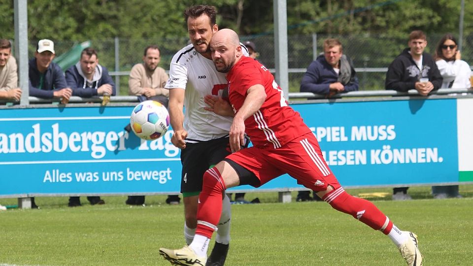 Deutlich stärker waren Marius Klein (rotes Trikot, hier im Zweikampf mit Daniel Botschafter) und der TSV Peiting im gestrigen Relegationsspiel gegen den TSV Landsberg II.