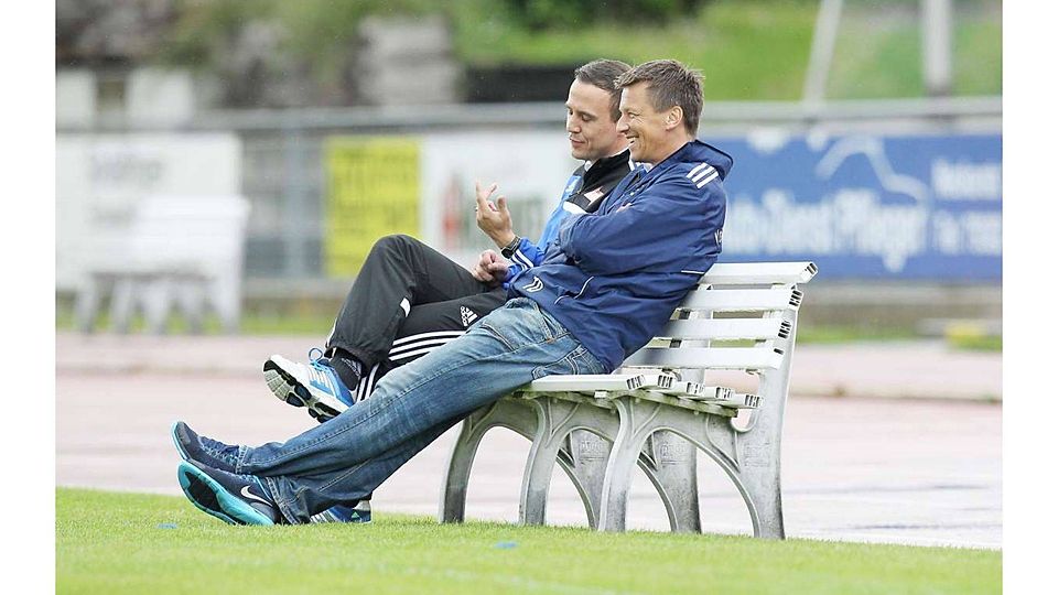 Sehen als Aufsteiger der Landesliga-Runde zuversichtlich entgegen: Sindelfingens Coach Maik Schütt (links) fachsimpelt mit dem sportlichen Leiter  Thomas Dietsche  Foto (Archiv): Eibner: