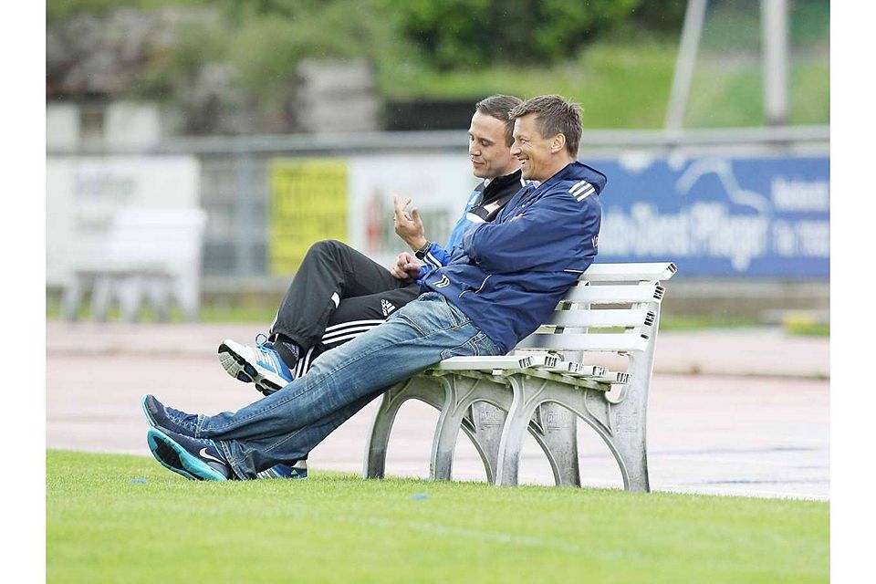 Sehen als Aufsteiger der Landesliga-Runde zuversichtlich entgegen: Sindelfingens Coach Maik Schütt (links) fachsimpelt mit dem sportlichen Leiter  Thomas Dietsche  Foto (Archiv): Eibner: