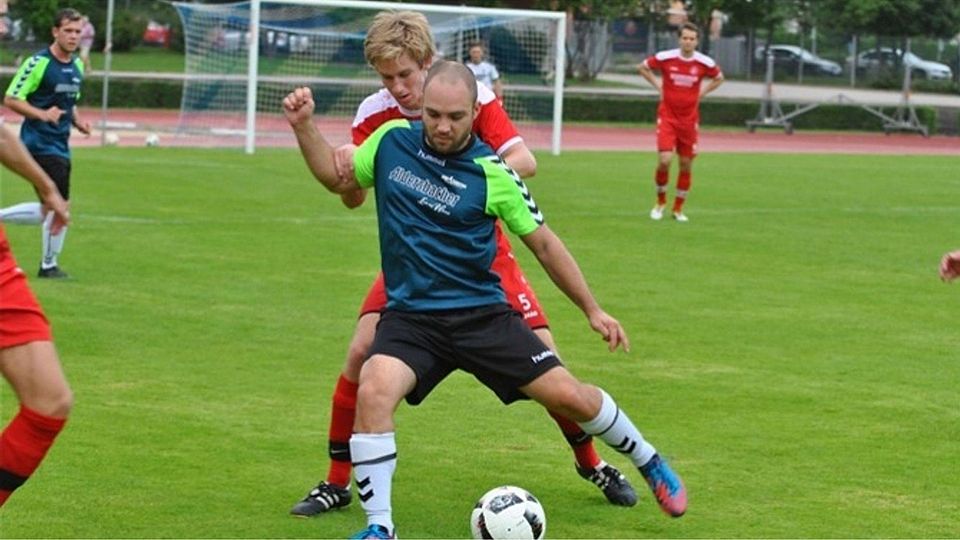 ATSV-Spielertrainer Thomas Rappl (hi.) beackert einen Kirchrother Gegenspieler. Foto: Rutrecht